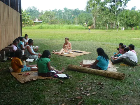 Enseñando a las mujeres /  Teaching women